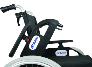 Kørestolen har klapbare armlæn for lettere ind- og udstigning