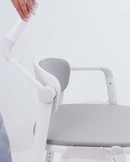 Toiletstolen har klapbare armlæn