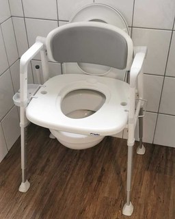 Toiletstolen kan stillet over toilettet