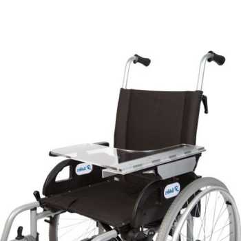 Halvsidigt kørestolsbord der monteres til armlænet