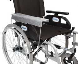 Kørestolsbordet kan klappes væk så det ikke sidder i vejen