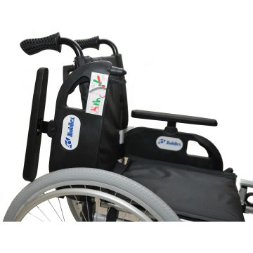 Armlæn kan klappes op for nemmere adgang til kørestolen